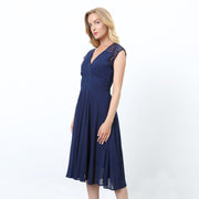 Robe patineuse à empiècement dentelle aux épaules