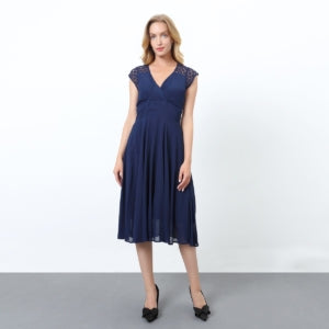 Robe patineuse à empiècement dentelle aux épaules