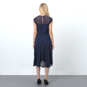 Robe patineuse à empiècement dentelle aux épaules