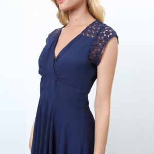 Robe patineuse à empiècement dentelle aux épaules