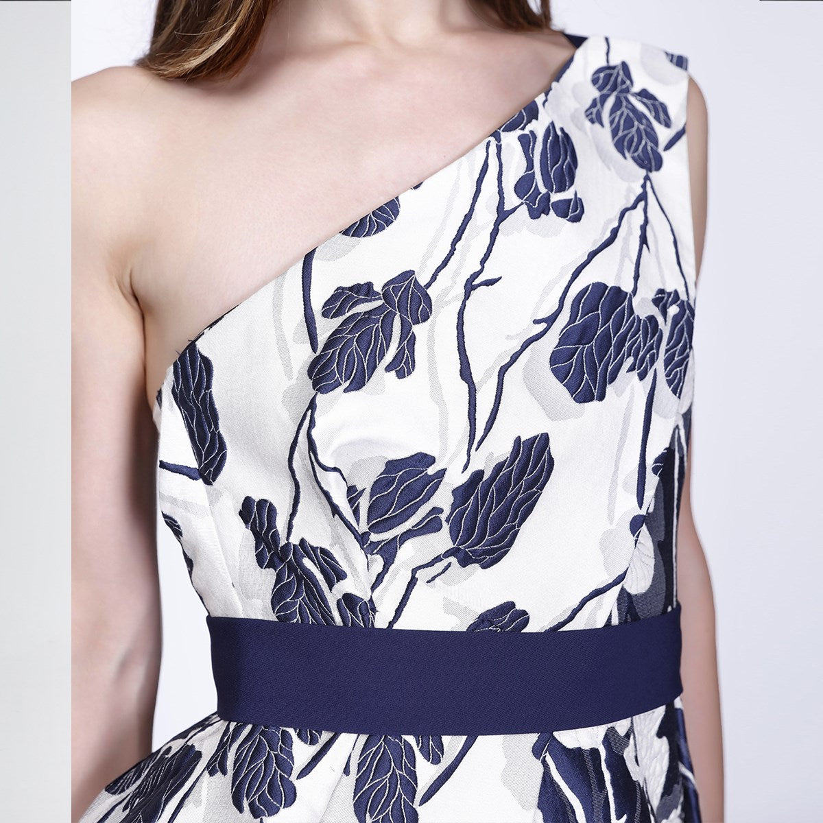 Robe bustier sculpturale en jacquard à fleurs