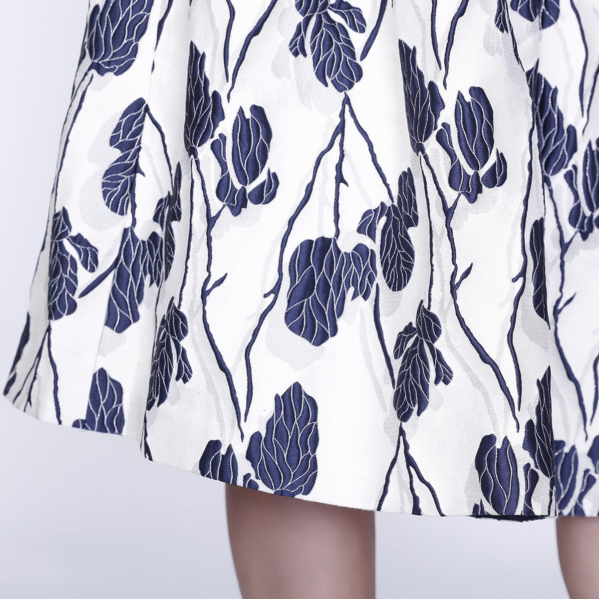 Jupe mi-longue bouffante en jacquard fleuri