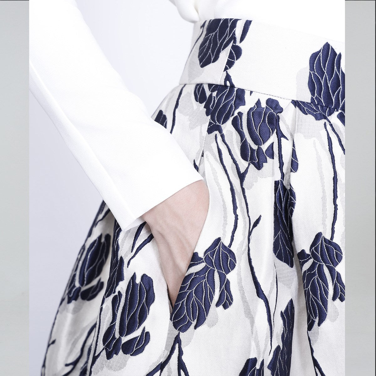 Jupe mi-longue bouffante en jacquard fleuri