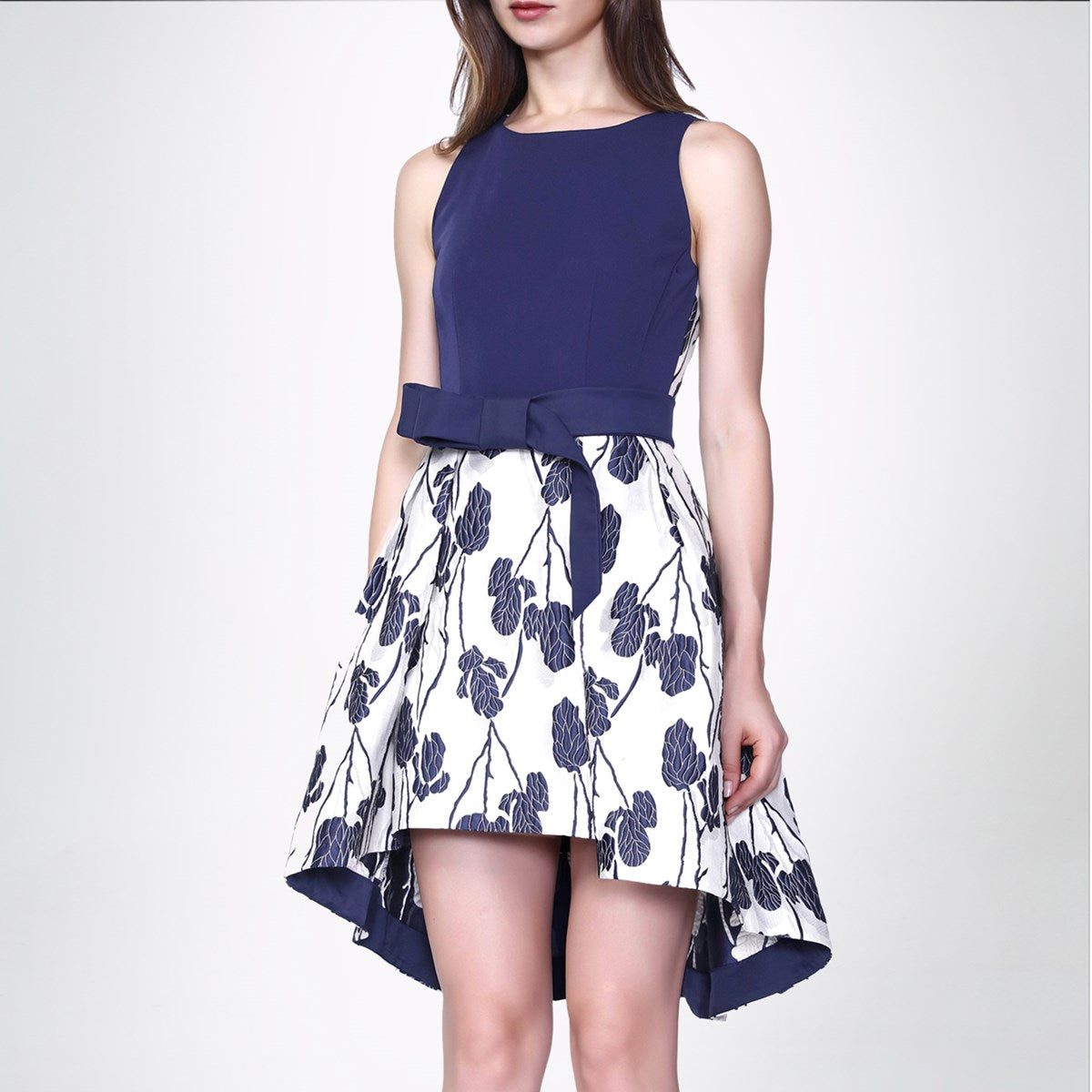 Robe patineuse en jacquard fleuri et ceinture ajoutée