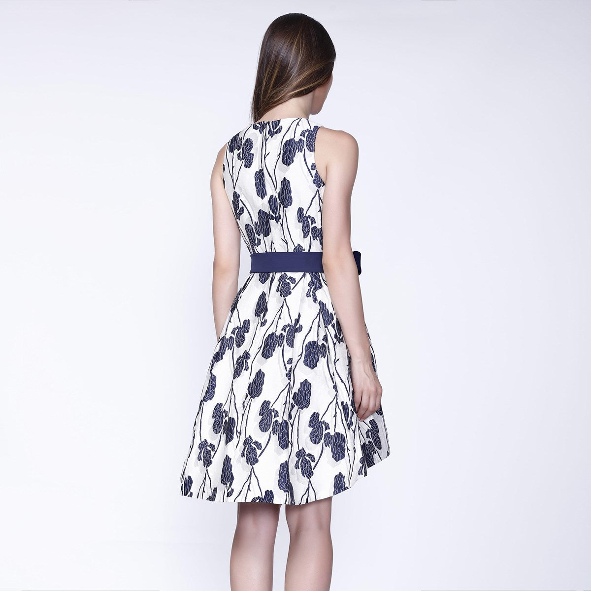 Robe patineuse en jacquard fleuri et ceinture ajoutée