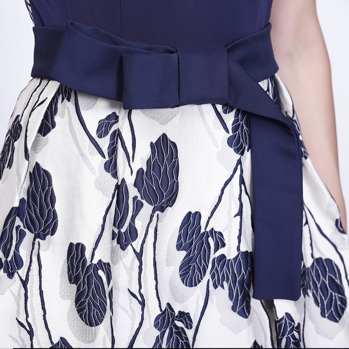 Robe patineuse en jacquard fleuri et ceinture ajoutée