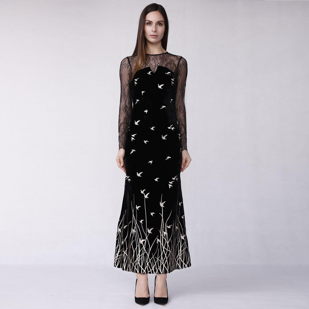 Robe longue en velours à broderies dorées
