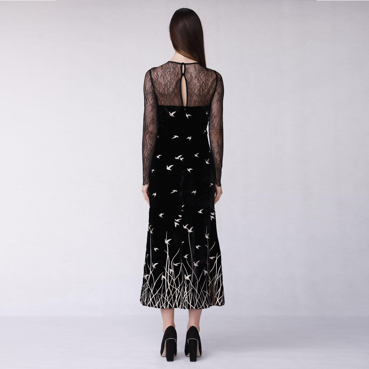 Robe longue en velours à broderies dorées