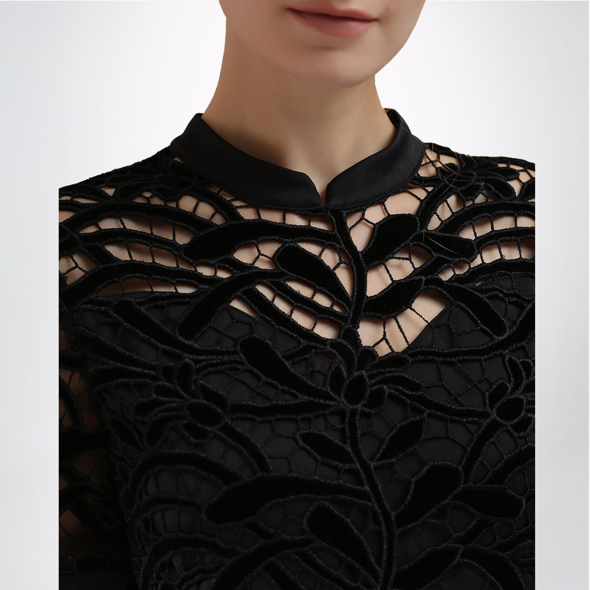 Robe ajustée et évasée en dentelle de velours et drap de crêpe