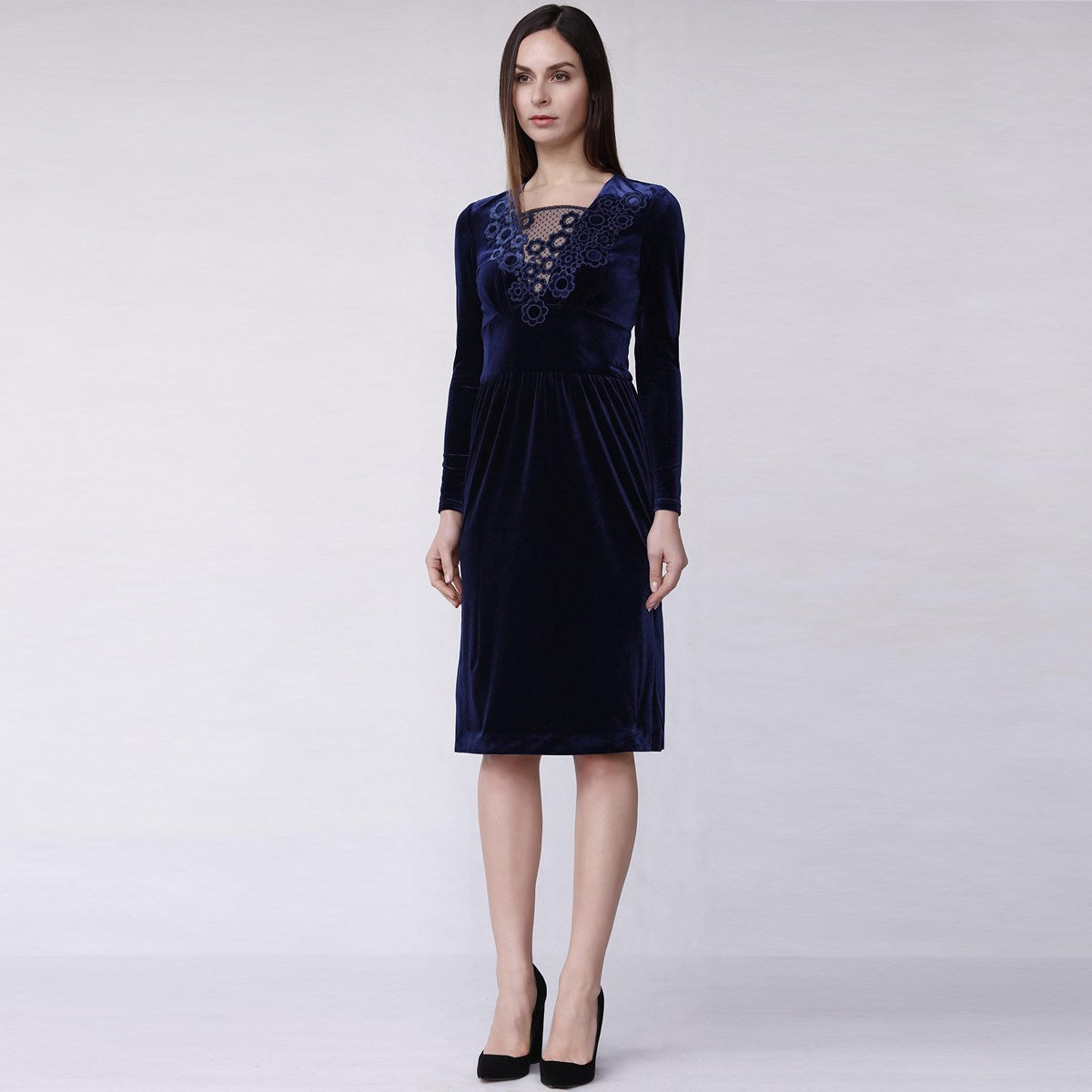 Robe en velours à décolleté de dentelle