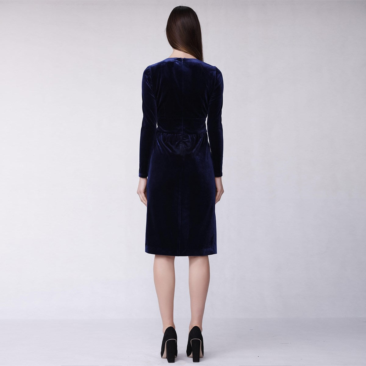 Robe en velours à décolleté de dentelle