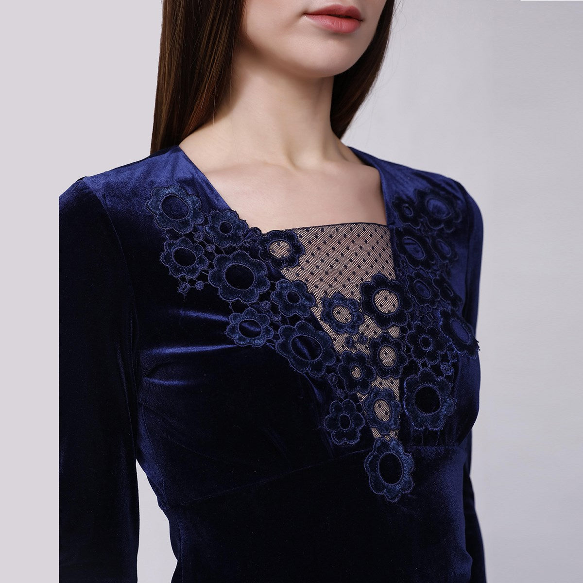 Robe en velours à décolleté de dentelle