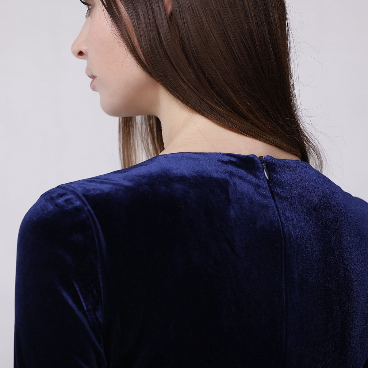 Robe en velours à décolleté de dentelle