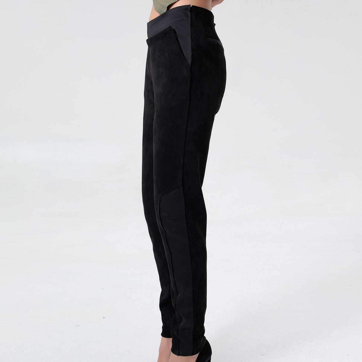 Pantalon droit en daim et satin