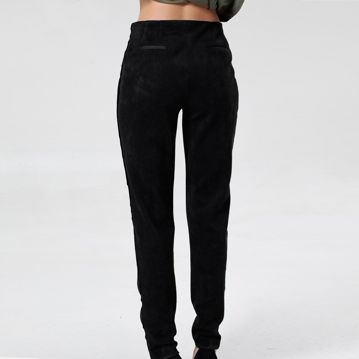 Pantalon droit en daim et satin