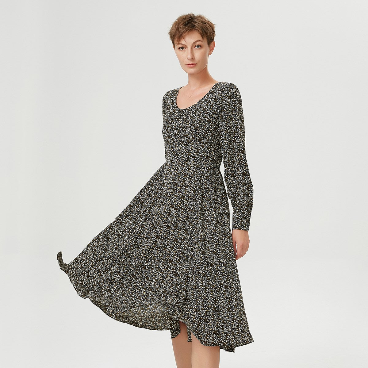 Robe-blouse ceintrée à imprimé liberty et encolure plongeante au dos