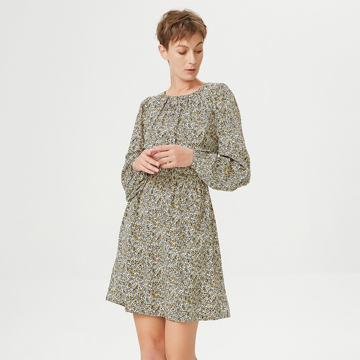 Robe courte à taille élastiquée et imprimé à fleurs