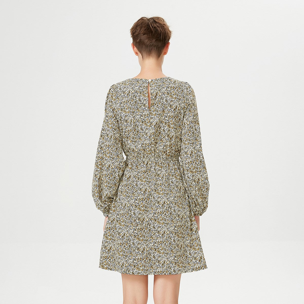 Robe courte à taille élastiquée et imprimé à fleurs
