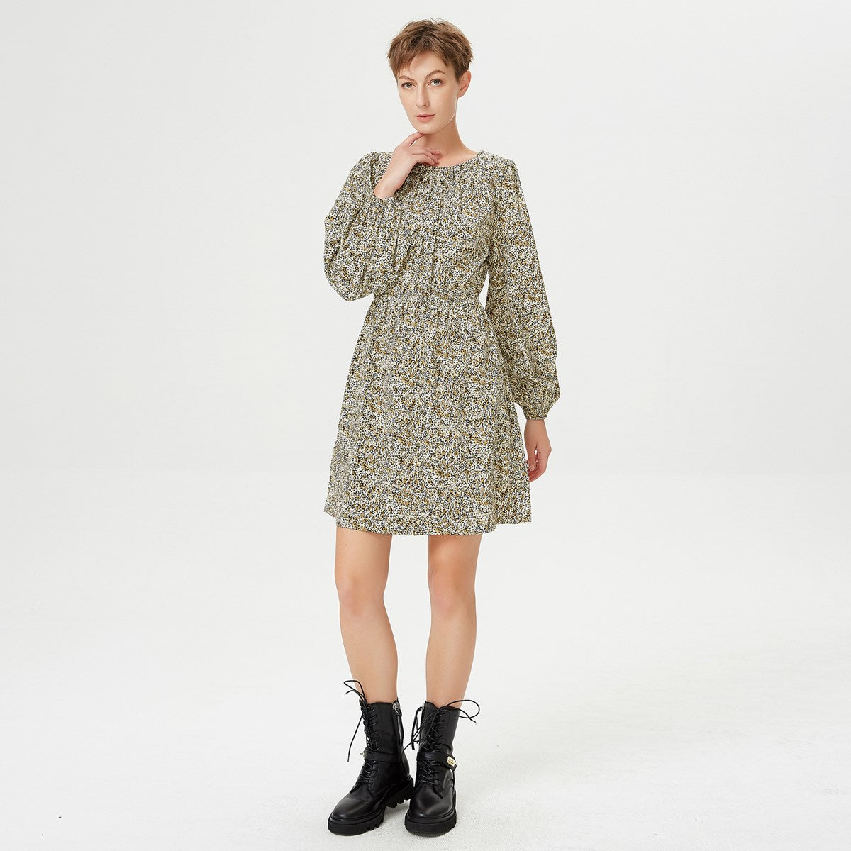 Robe courte à taille élastiquée et imprimé à fleurs