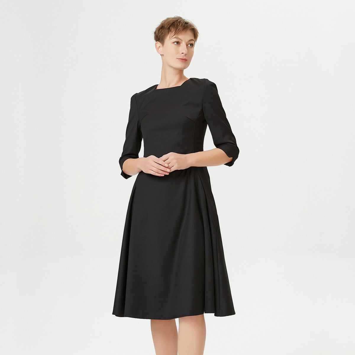 Robe tailleur évasée à encolure carrée