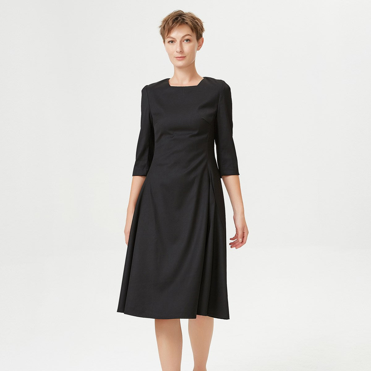 Robe tailleur évasée à encolure carrée