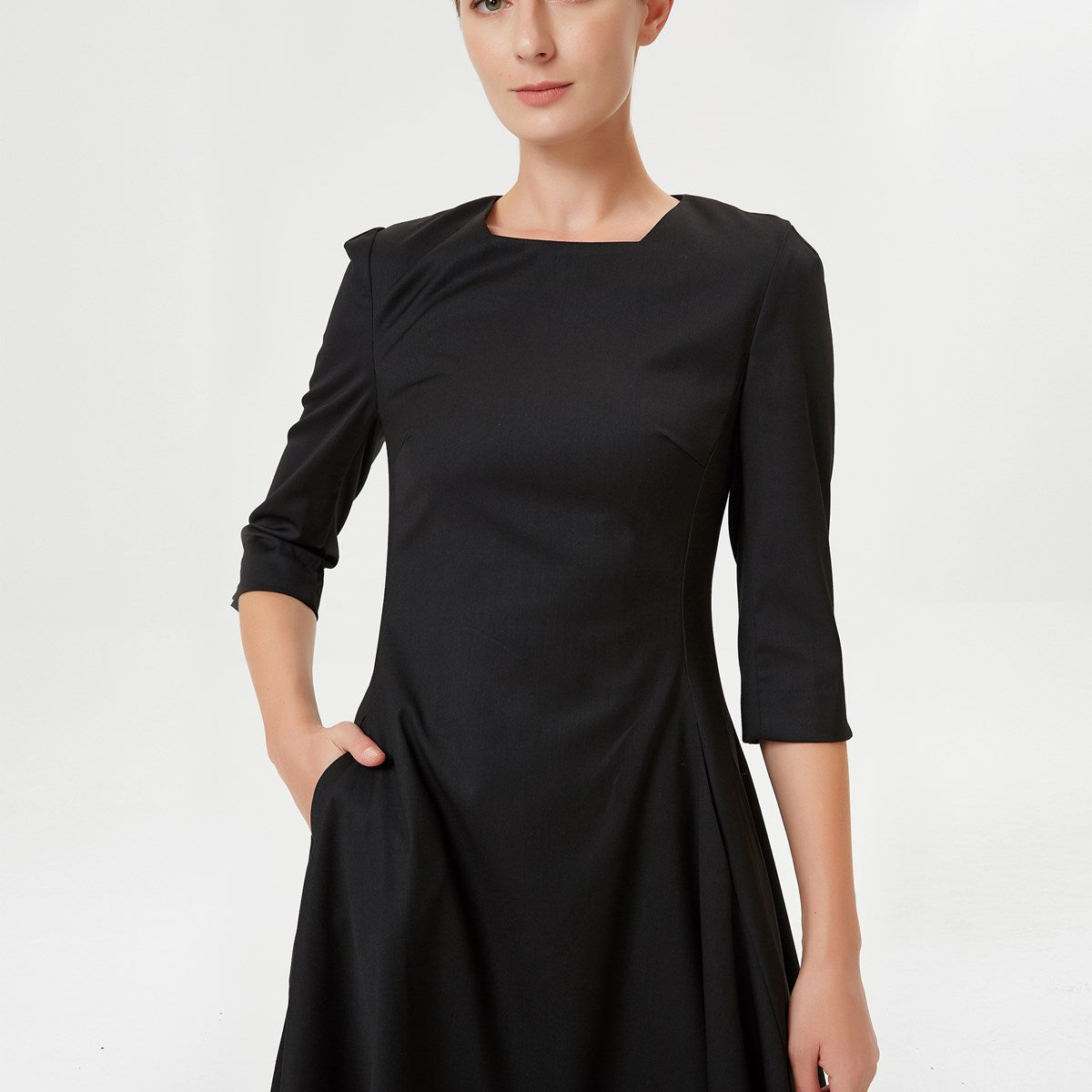 Robe tailleur évasée à encolure carrée
