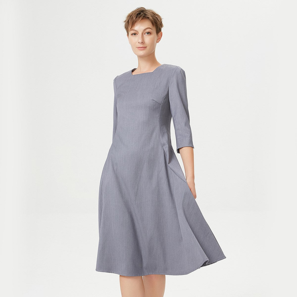 Robe tailleur évasée à encolure carrée