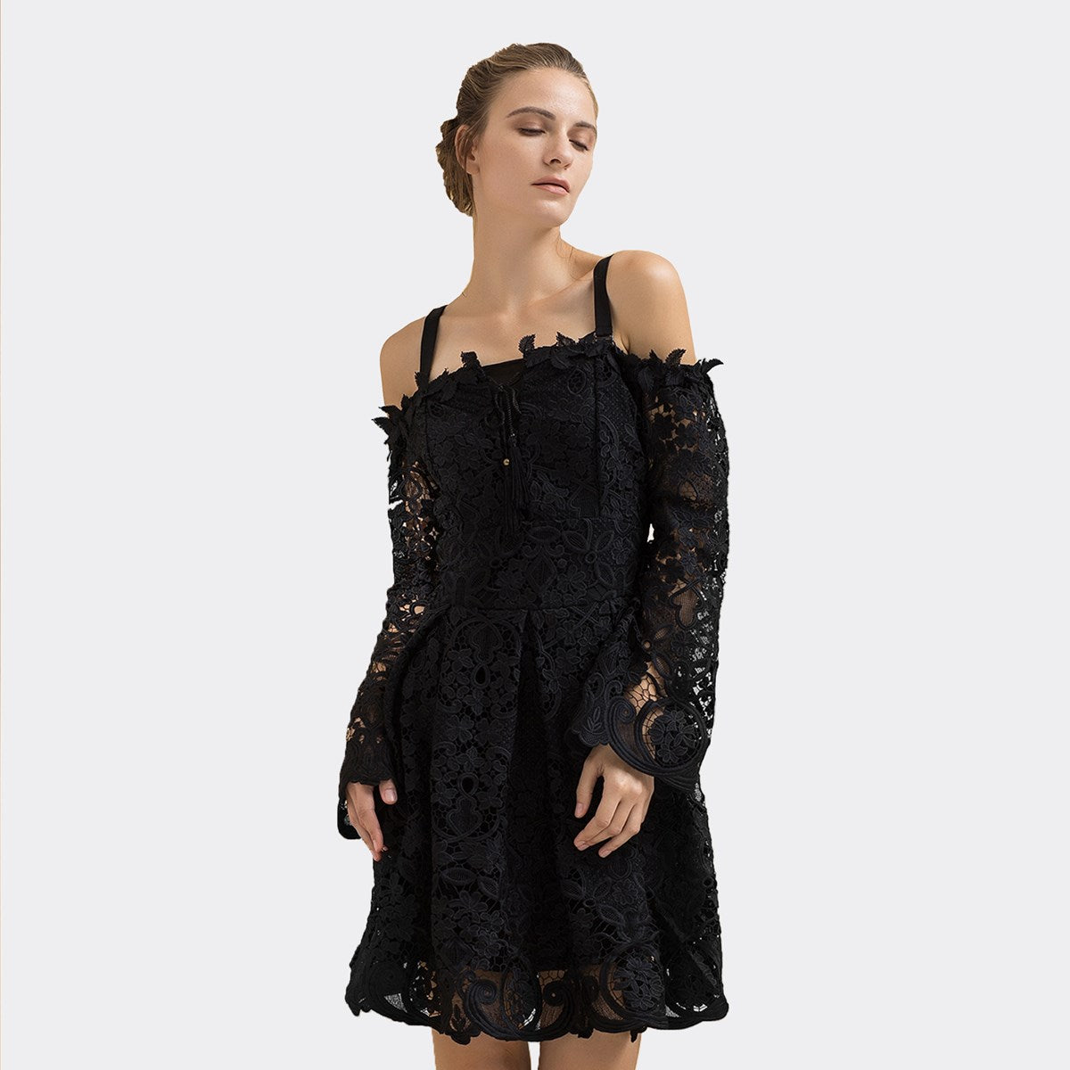 Robe en dentelle ajustée et évasée à épaules dénudées