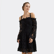 Robe en dentelle ajustée et évasée à épaules dénudées