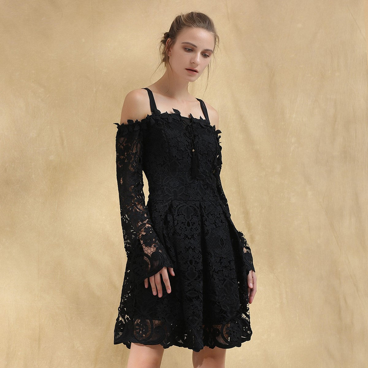 Robe en dentelle ajustée et évasée à épaules dénudées