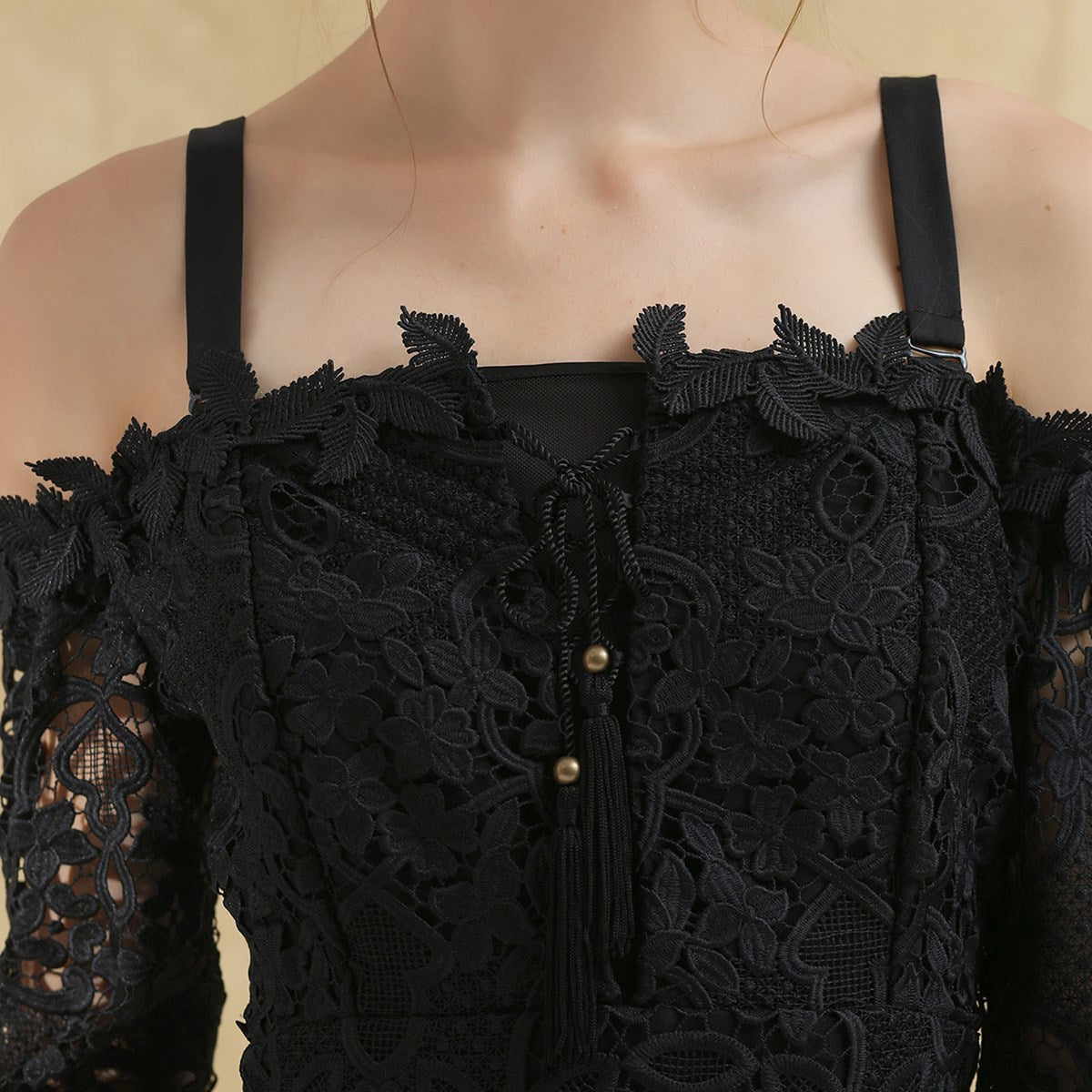 Robe en dentelle ajustée et évasée à épaules dénudées