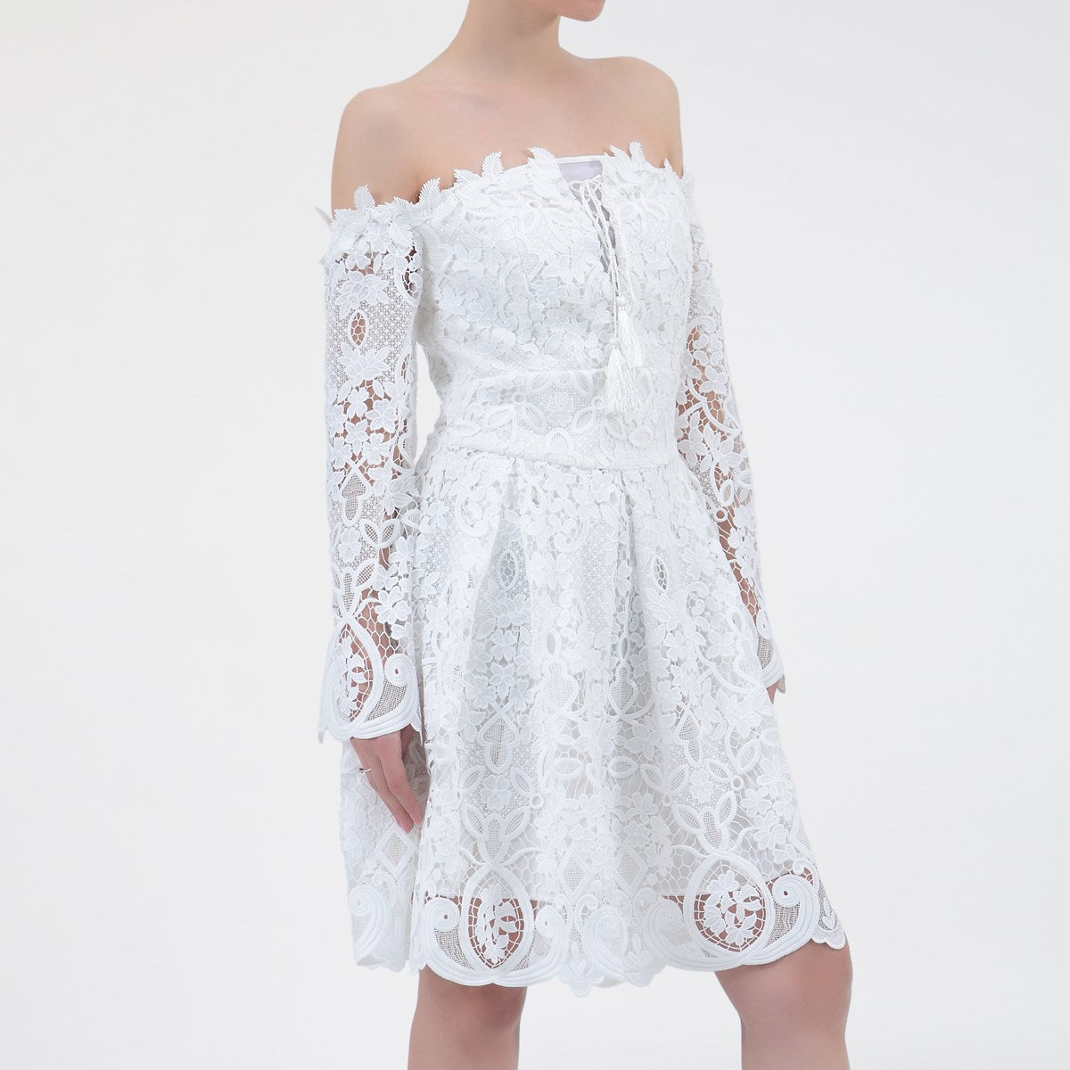 Robe en dentelle ajustée et évasée à épaules dénudées