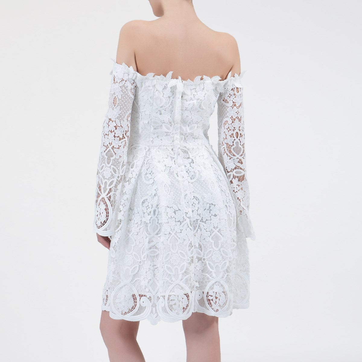 Robe en dentelle ajustée et évasée à épaules dénudées