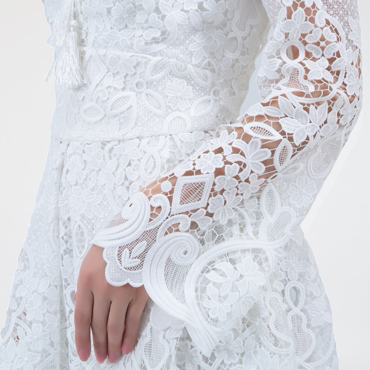 Robe en dentelle ajustée et évasée à épaules dénudées