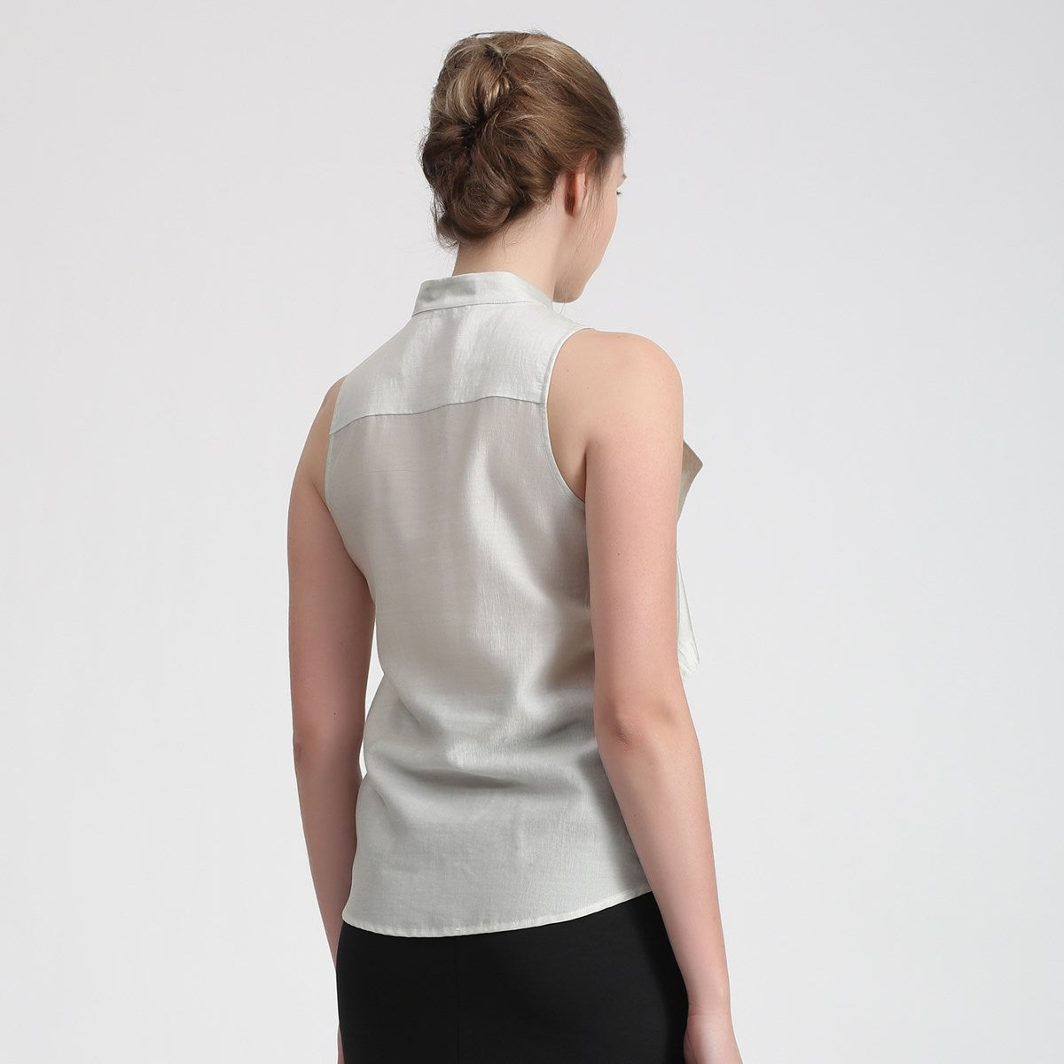 Chemise sans manches à col jabot