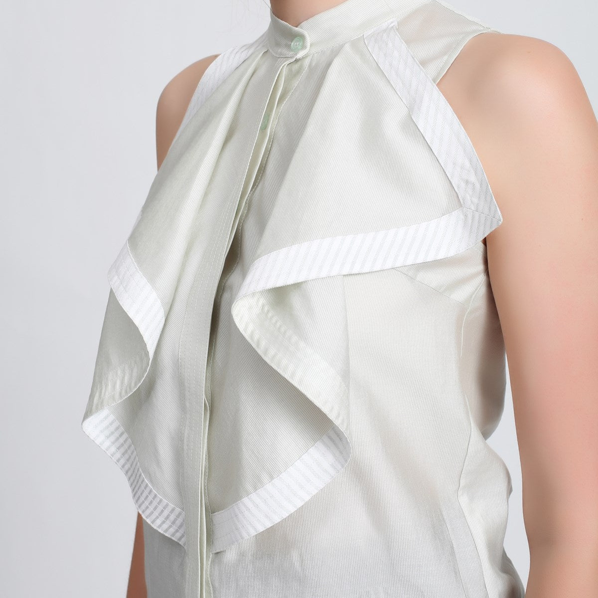 Chemise sans manches à col jabot