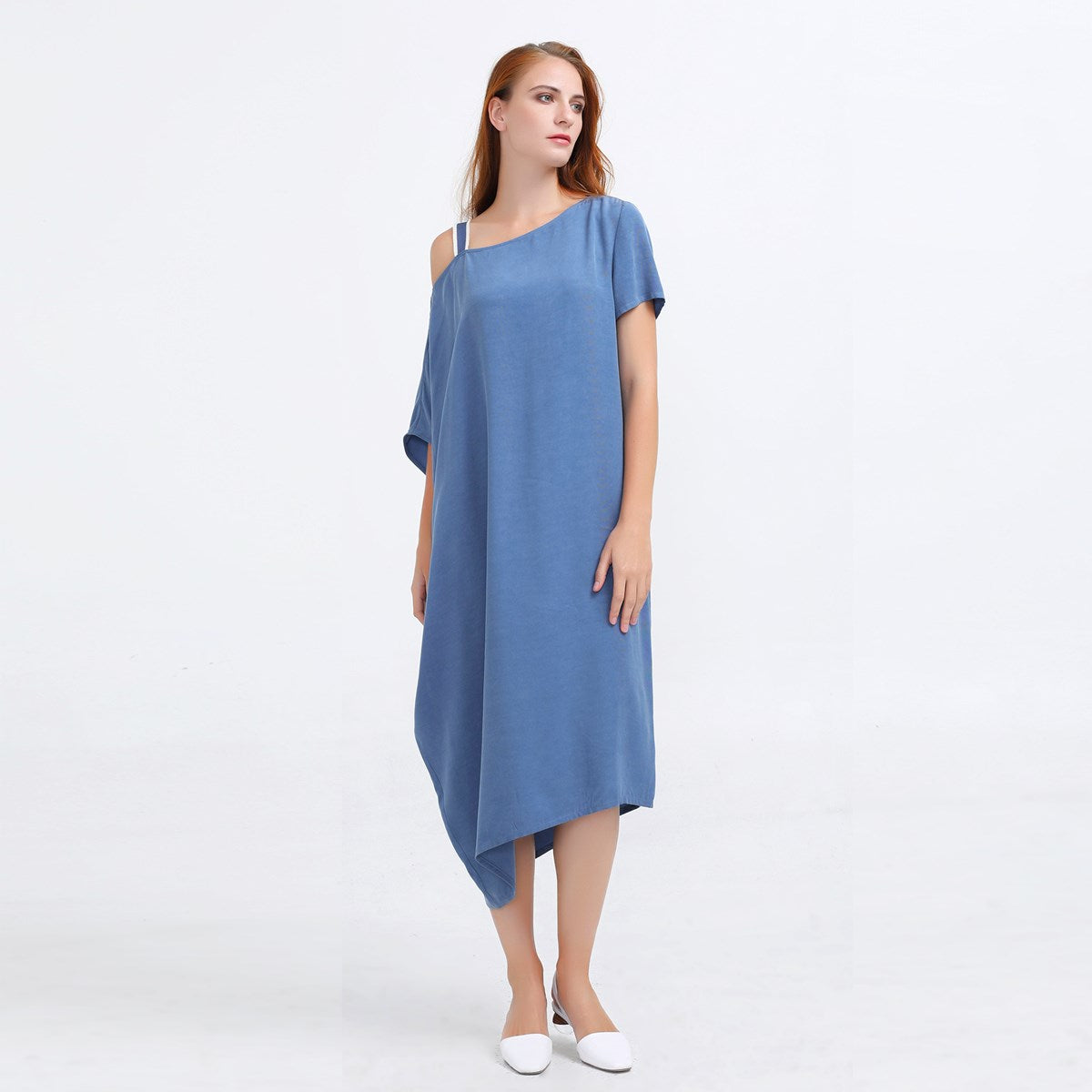 Robe ample asymétrique minimaliste en cupro