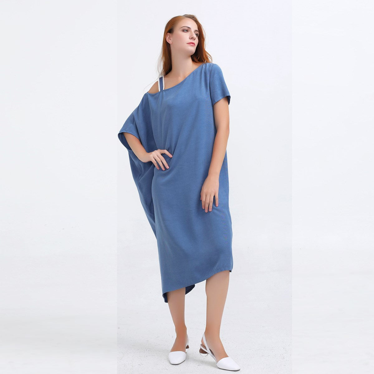 Robe ample asymétrique minimaliste en cupro