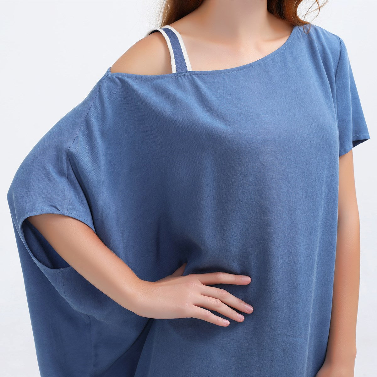 Robe ample asymétrique minimaliste en cupro