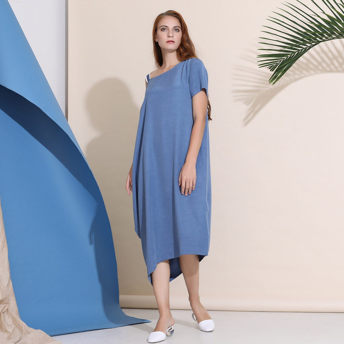 Robe ample asymétrique minimaliste en cupro