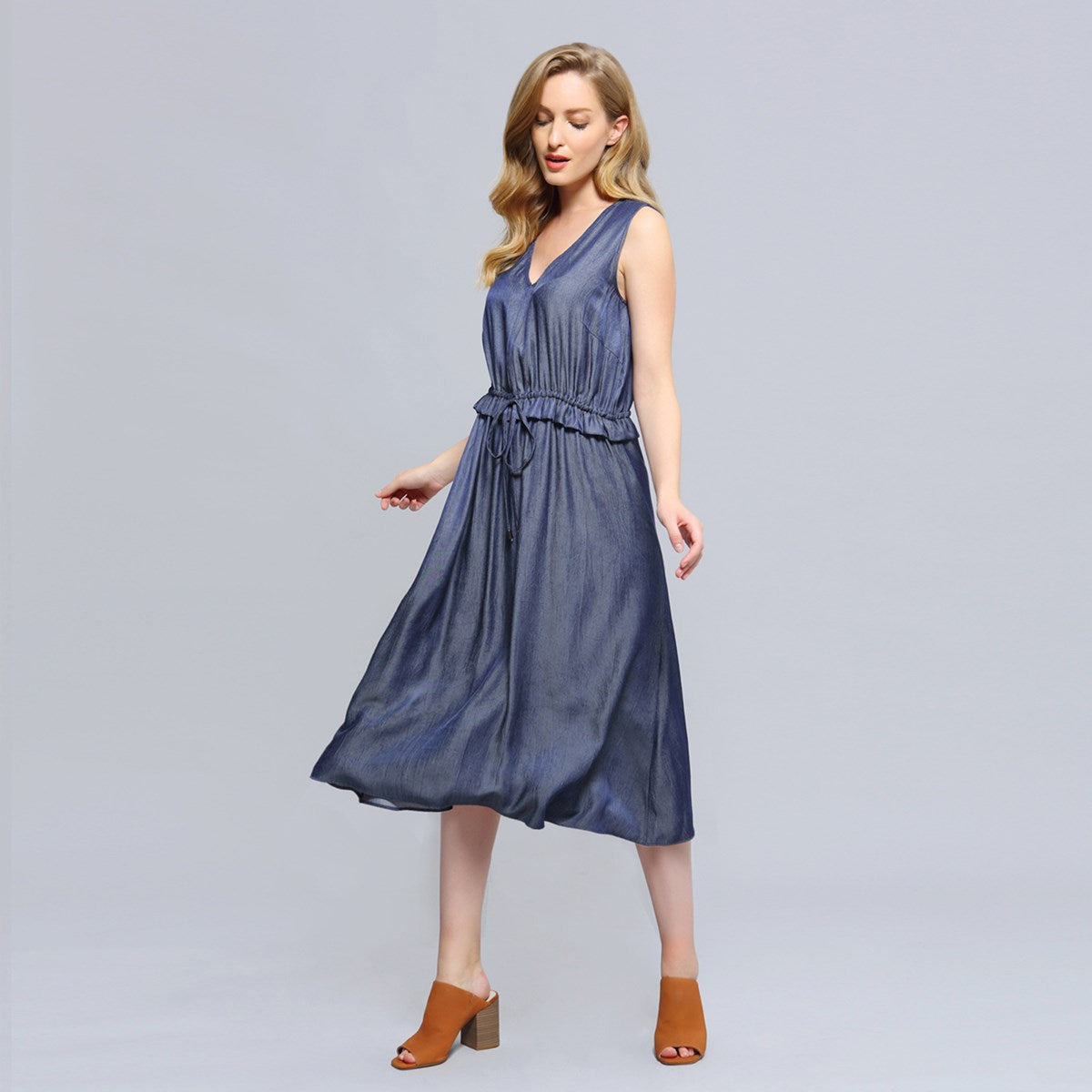 Robe de viscose  à encolure  V et taille froncée ajustable