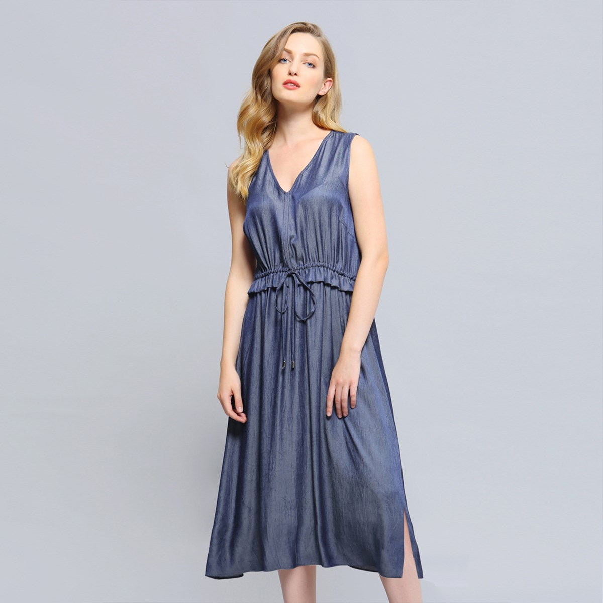Robe de viscose  à encolure  V et taille froncée ajustable