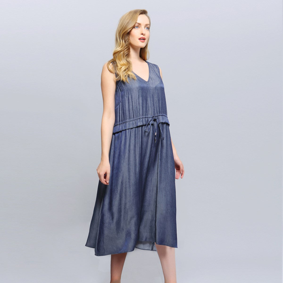 Robe de viscose  à encolure  V et taille froncée ajustable