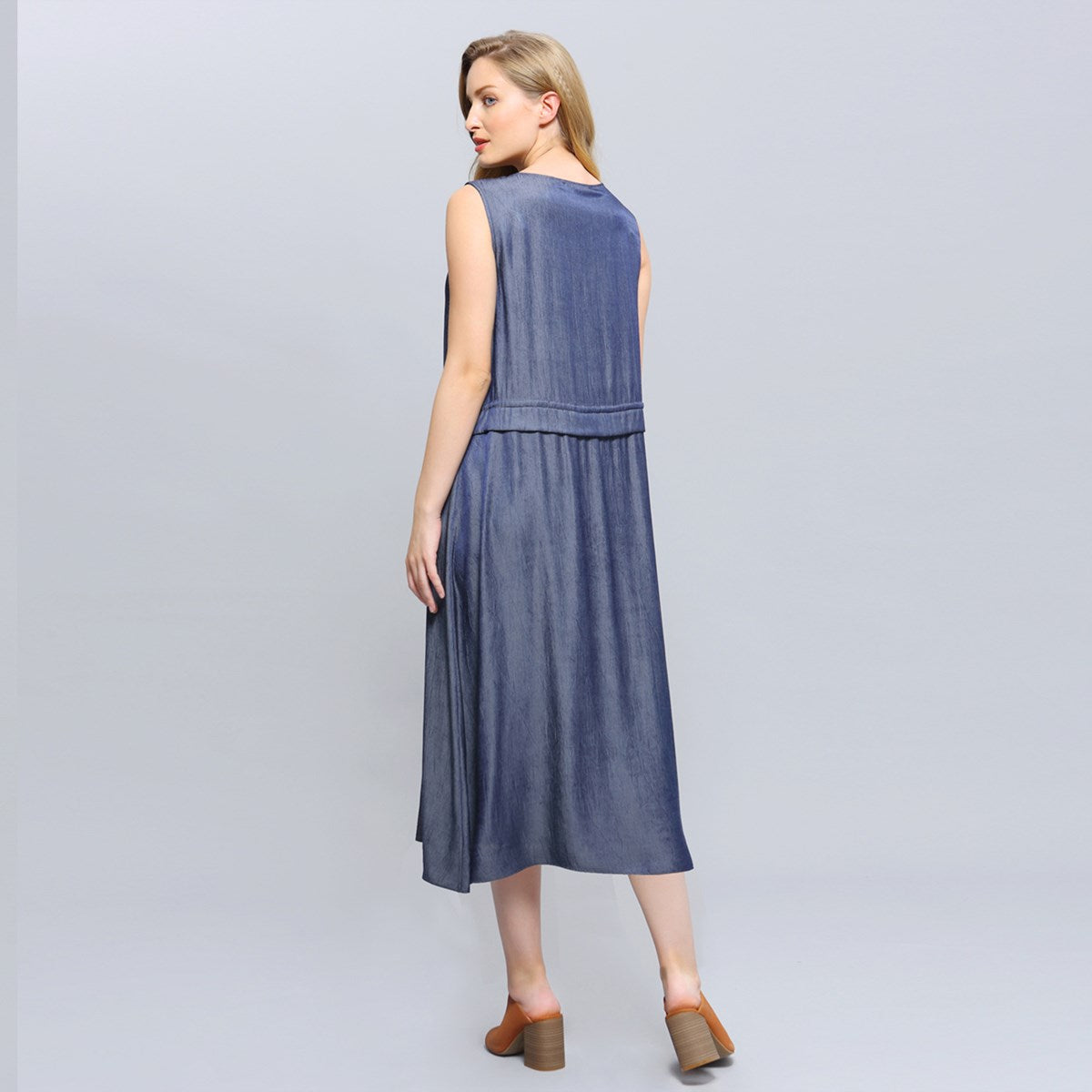 Robe de viscose  à encolure  V et taille froncée ajustable