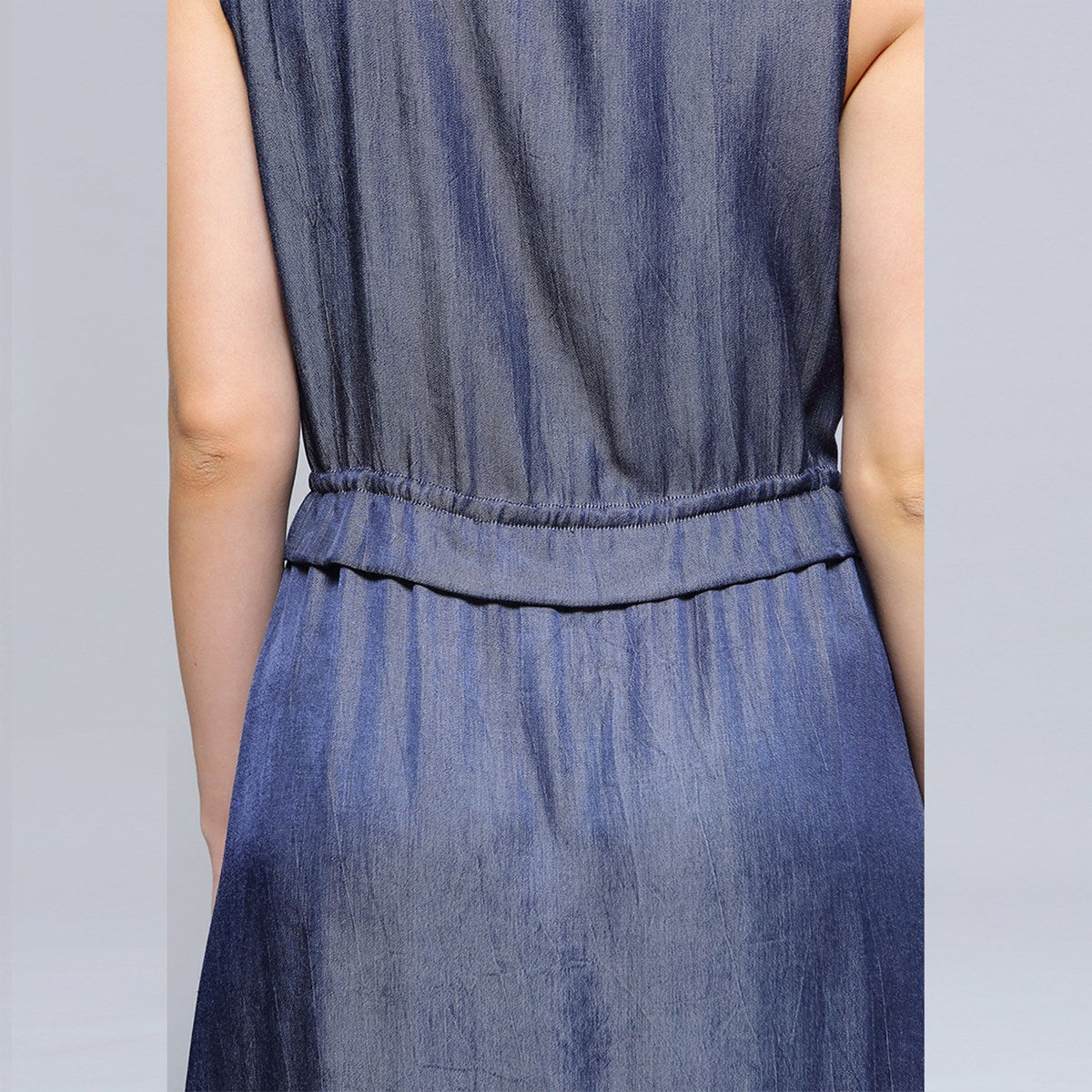Robe de viscose  à encolure  V et taille froncée ajustable