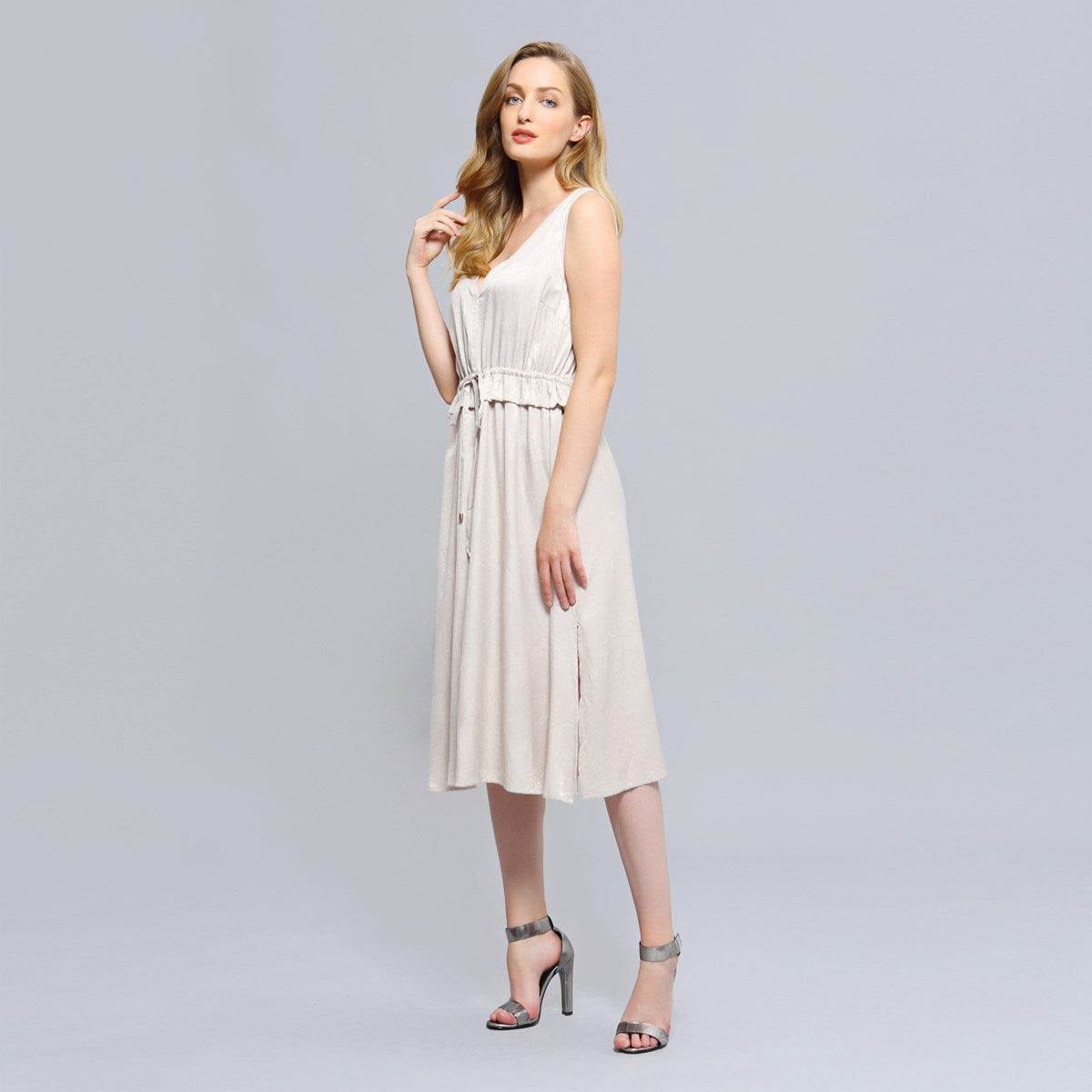 Robe de viscose  à encolure  V et taille froncée ajustable