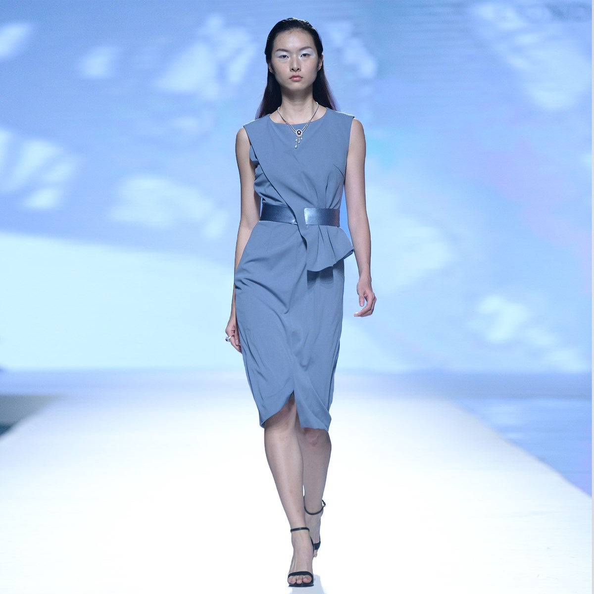 Robe péplum asymétrique