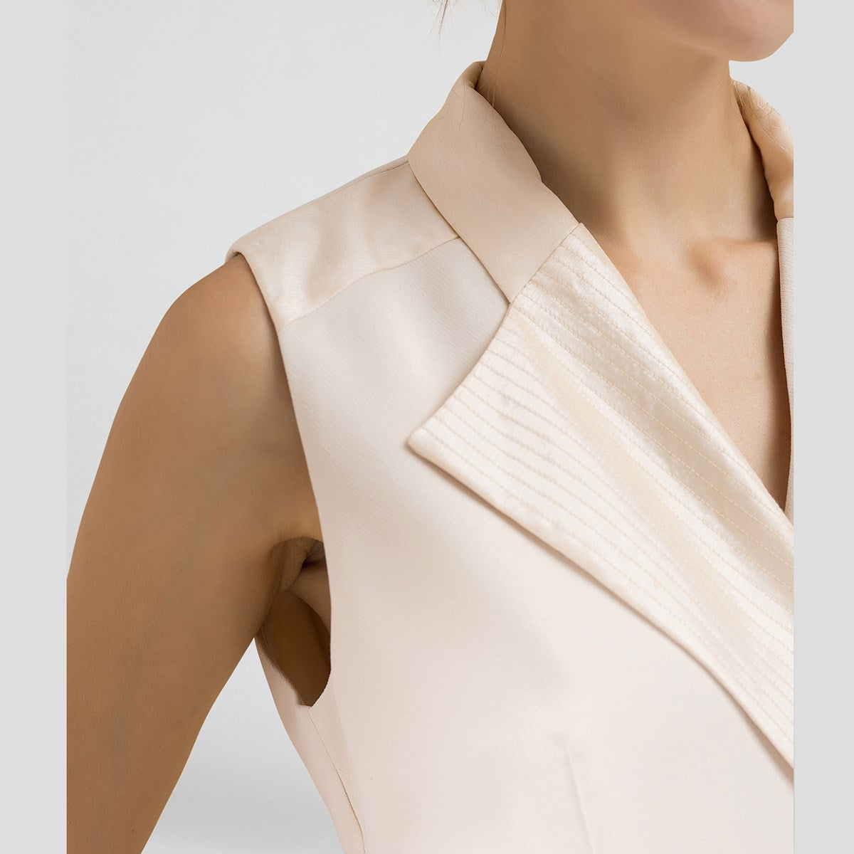 Robe tailleur à col surpiqué