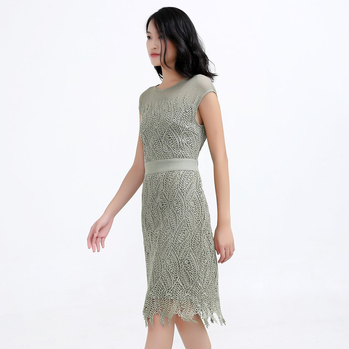 Robe ajustée en dentelle macro et tulle