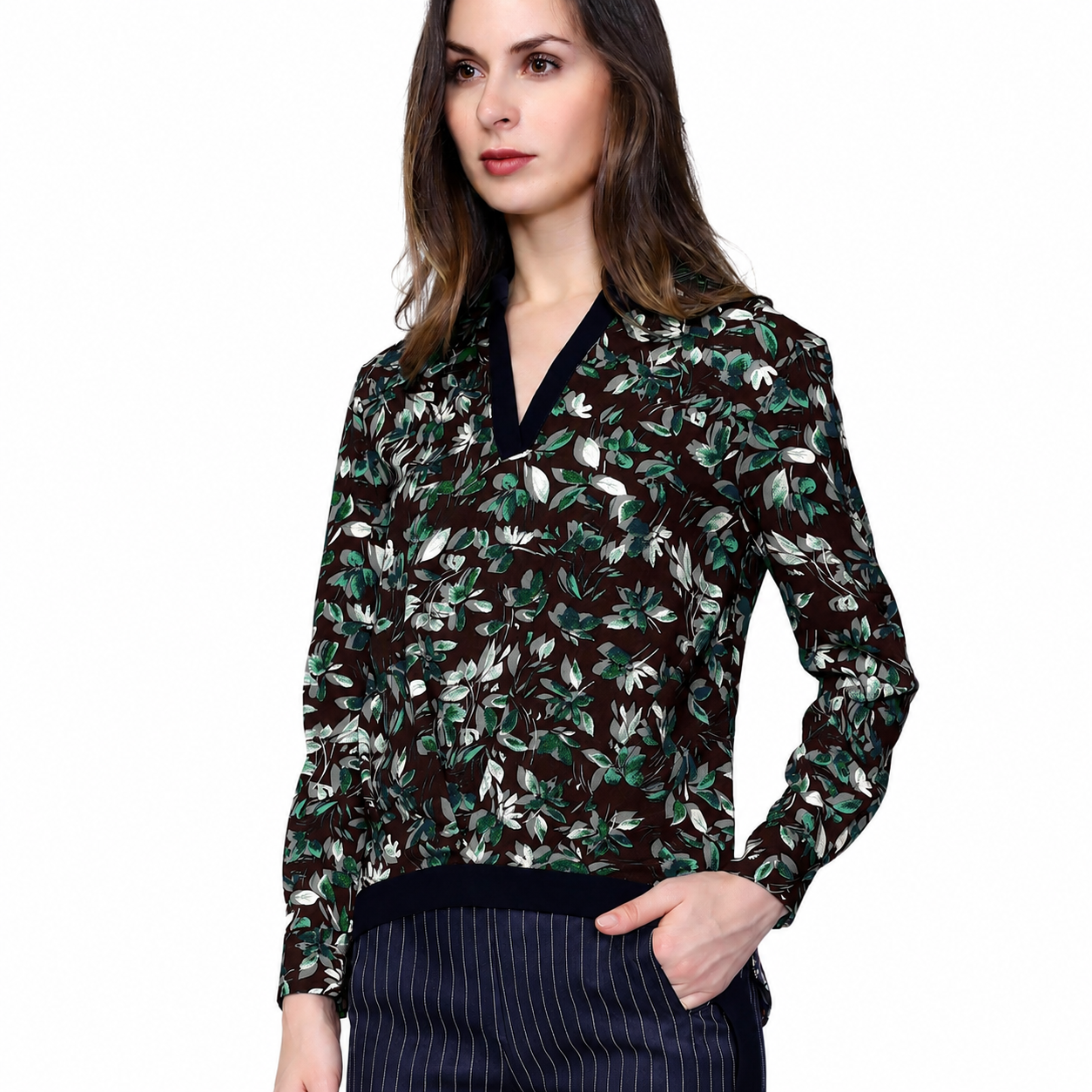 Blusa de satén con escote en pico y estampado de hojas